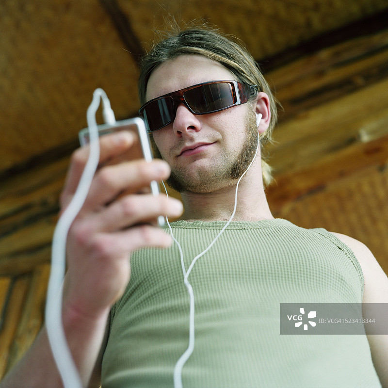 听MP3的年轻男人图片素材