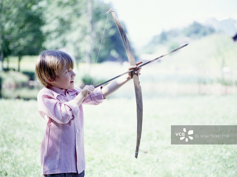 男孩玩弓箭图片素材