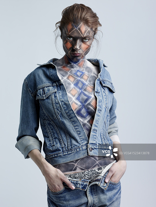 脸上和身上画着蛇形妆容的女子肖像图片素材