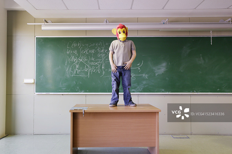 站在桌子上的小丑图片素材