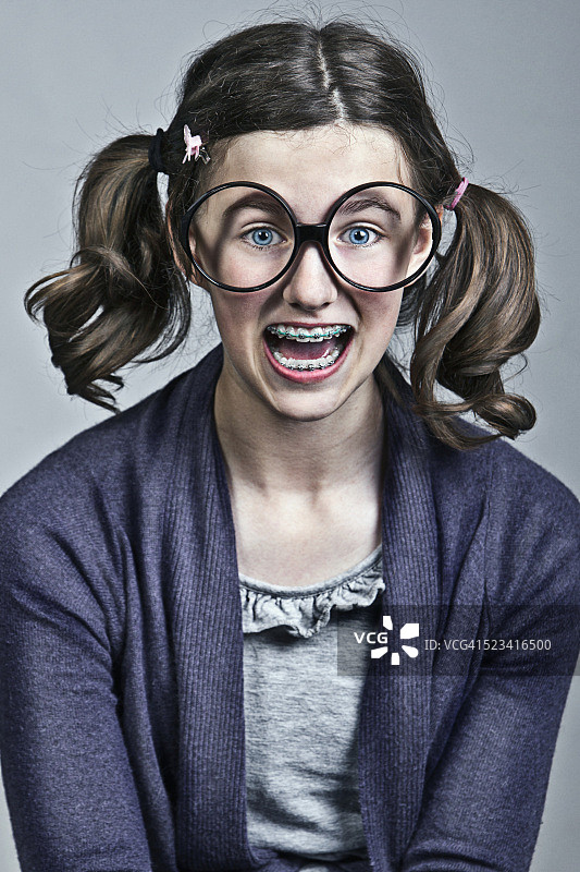 年轻的书呆子女孩图片素材