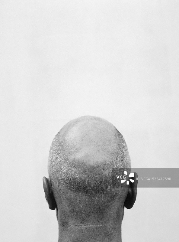 光头男子图片素材