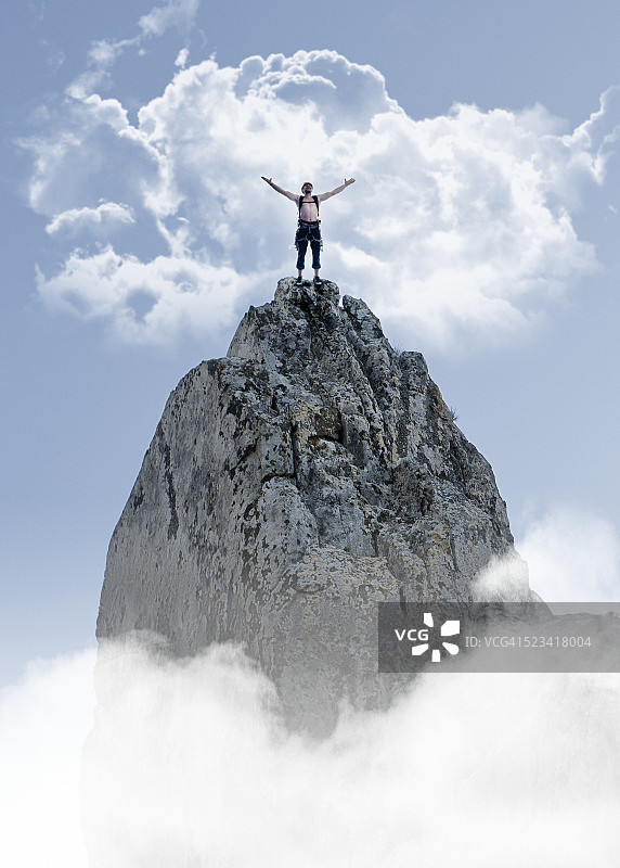 站在山顶的男人图片素材