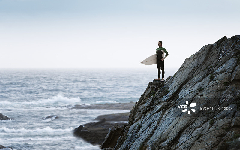 冲浪者望向大海图片素材