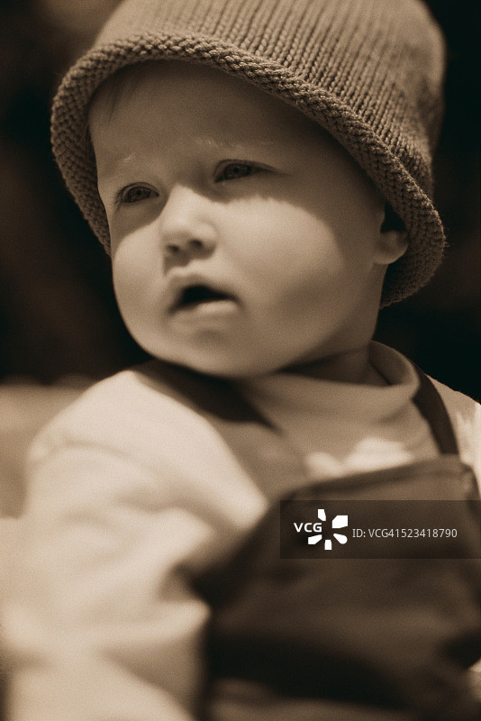 戴针织帽的女婴图片素材