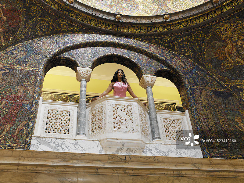 俯瞰德本汉姆之家的女人图片素材