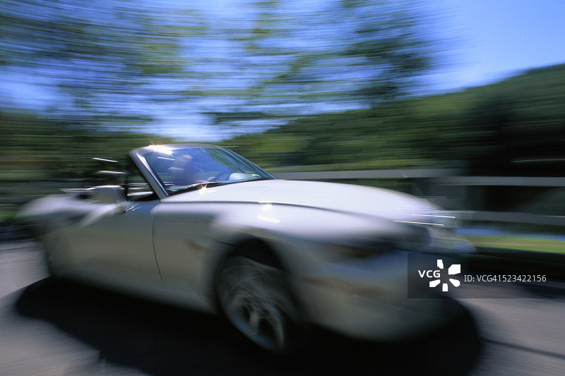 疾驰的白色敞篷车图片素材