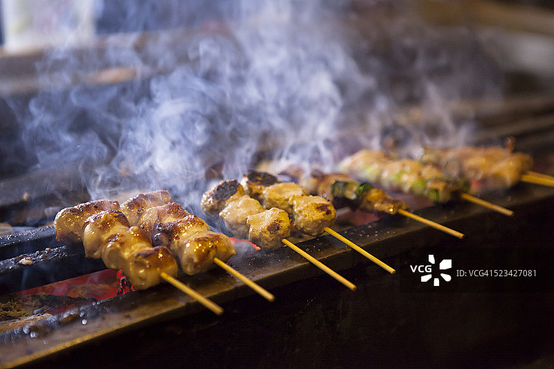 烤架上烤制的各种日式烤鸡肉串图片素材