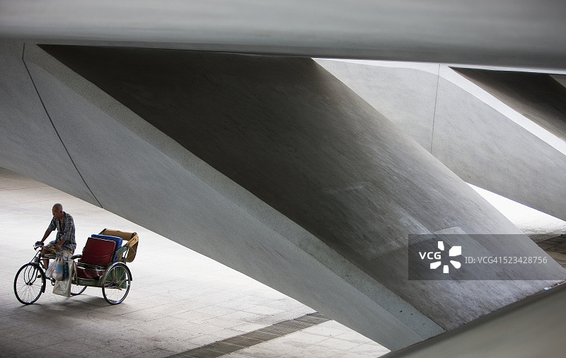 地下通道上的人力车图片素材