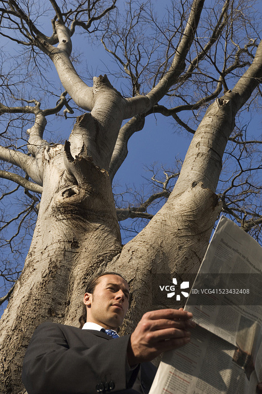 商人阅读报纸图片素材