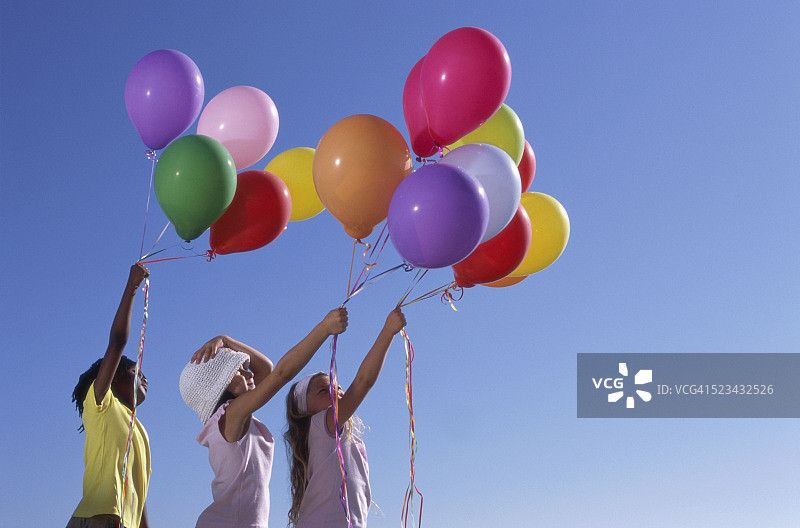 拿着气球的三个女孩图片素材