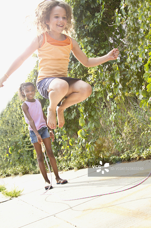 女孩们跳绳图片素材
