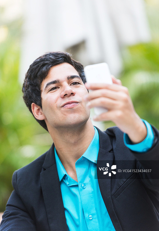 看着他的智能手机图片素材