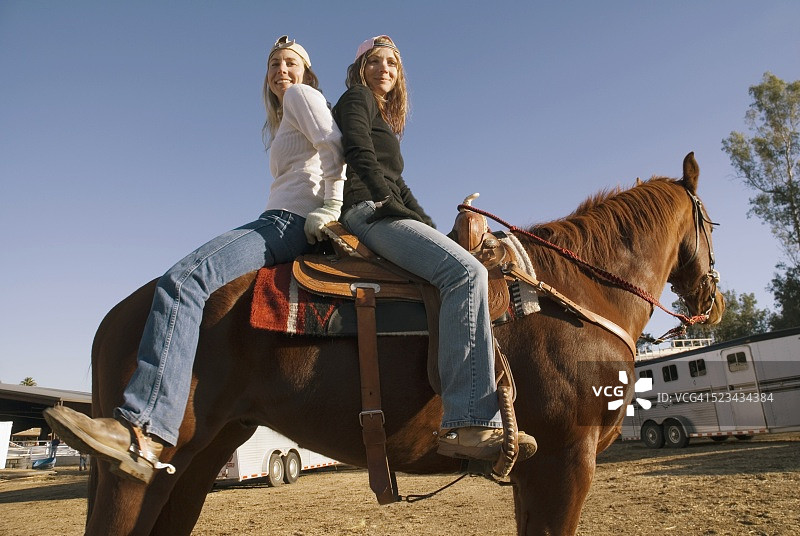 骑马的两位女人图片素材