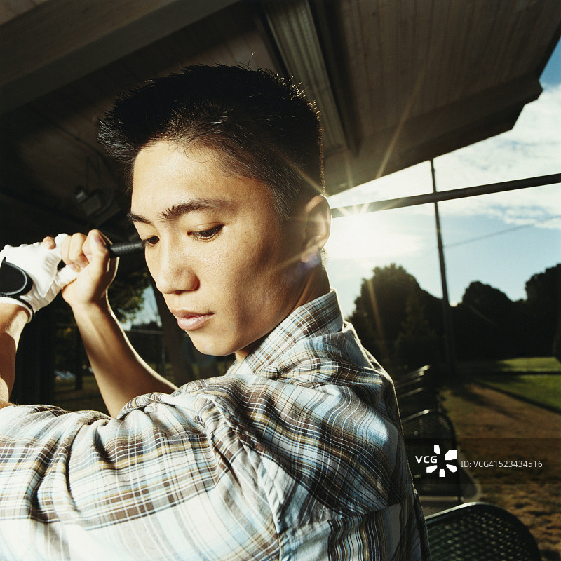 在练习场练习的高尔夫球手图片素材