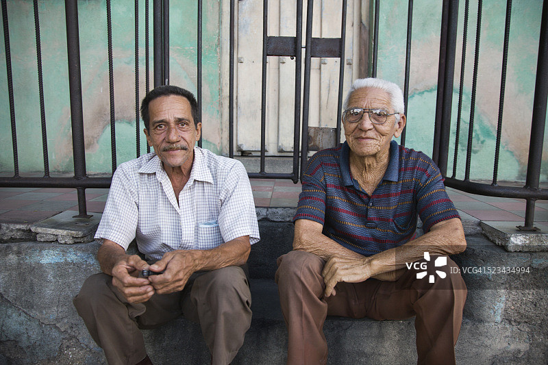 古巴圣地亚哥的老年男人图片素材