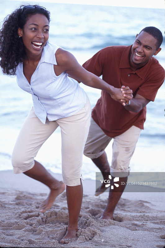 情侣在海滩上享受美好时光图片素材