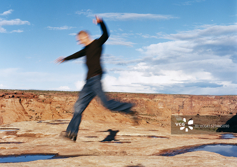 男子在乡村景观中跑步图片素材