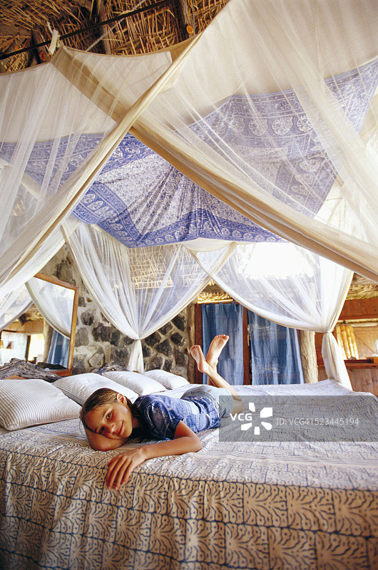躺在四柱床上的女孩图片素材