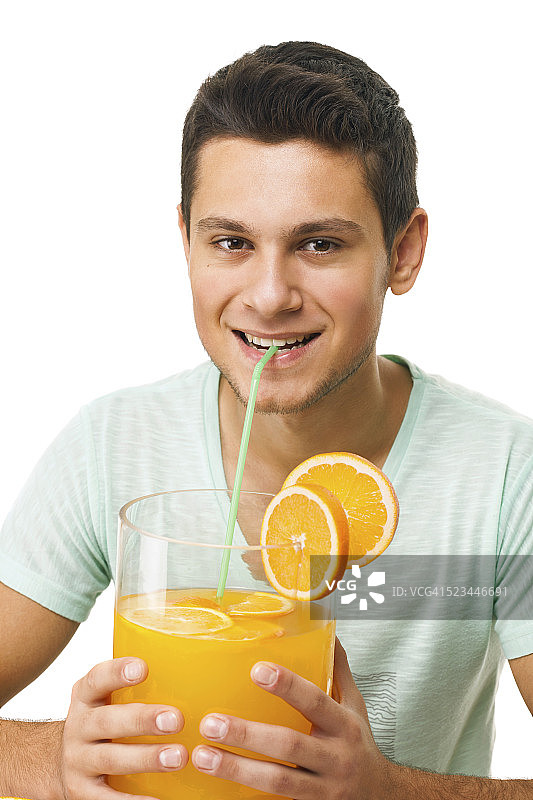 快乐的青少年拿着一大杯果汁图片素材