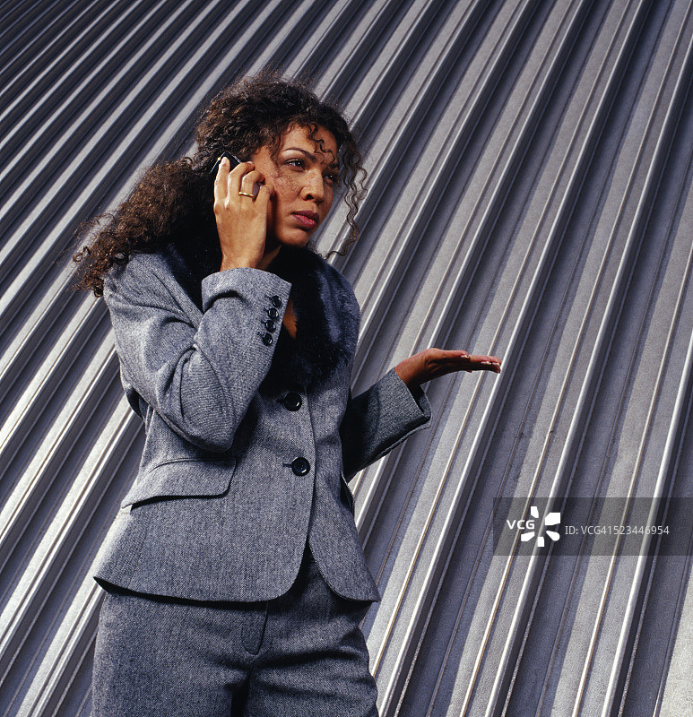用手机的沮丧女商人图片素材
