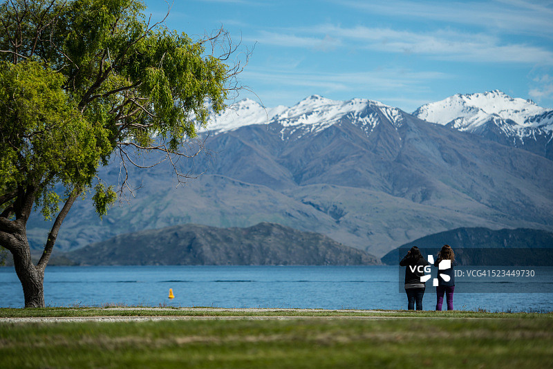 旅行者在瓦纳卡湖图片素材