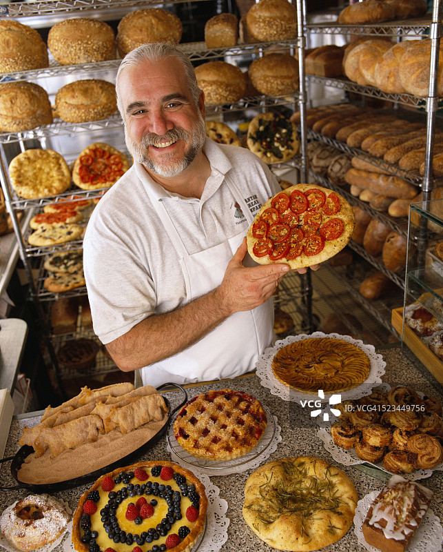 拥有面包和糕点的面包师图片素材