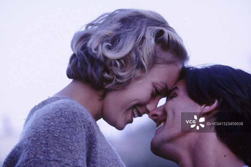 恋爱中的年轻情侣图片素材