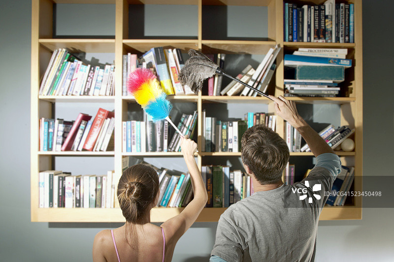 男女擦拭书架图片素材