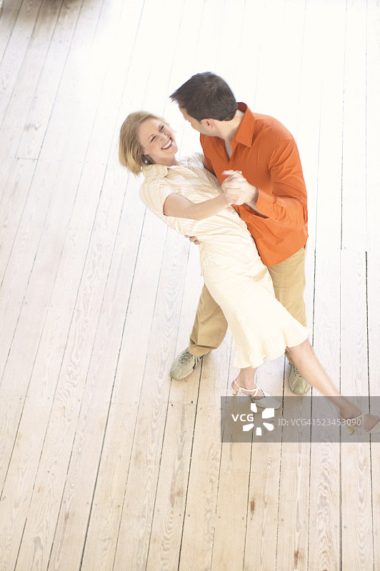 情侣在客厅里跳舞图片素材