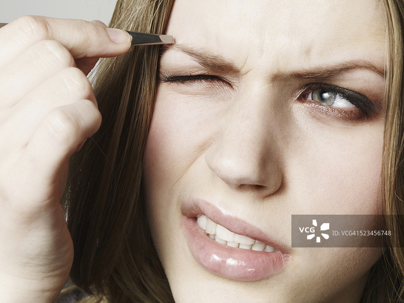 女人在拔眉毛图片素材