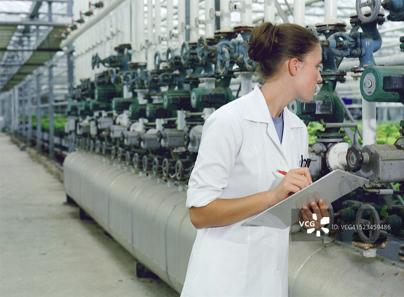 在机房做笔记的女工程师图片素材