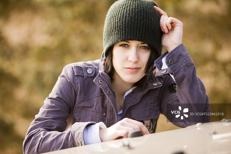 年轻女子在吉普车上的肖像图片素材