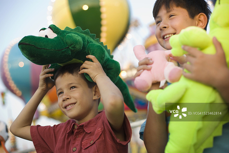 抱着毛绒鳄鱼的男孩图片素材