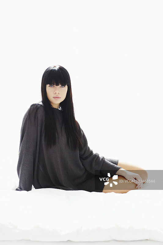 身穿灰色毛衣的年轻女人图片素材