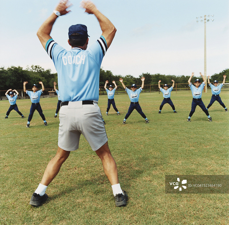 教练带领团队做开合跳图片素材