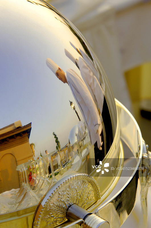 餐馆员工在餐盘盖上的倒影图片素材