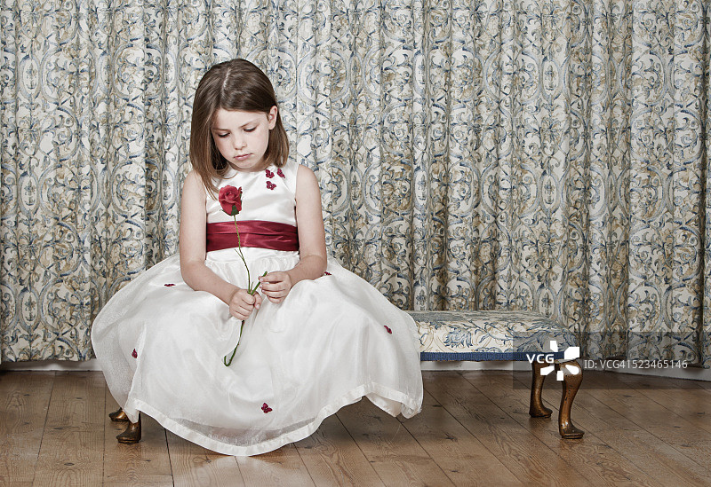 穿着漂亮连衣裙拿着玫瑰花的小女孩图片素材