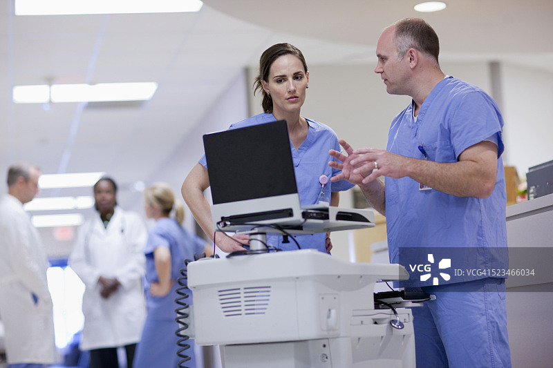 医生在医院使用笔记本电脑图片素材