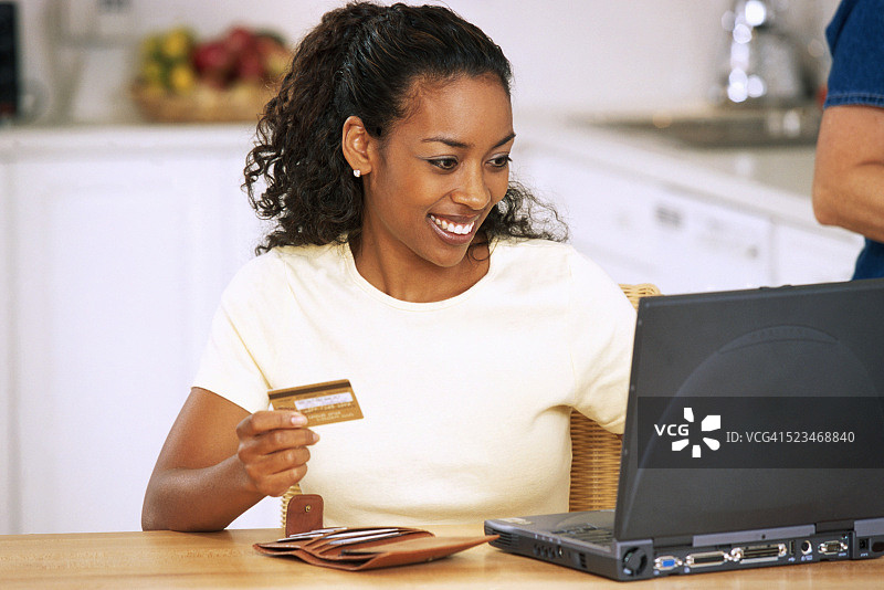 在网上购物的女人图片素材