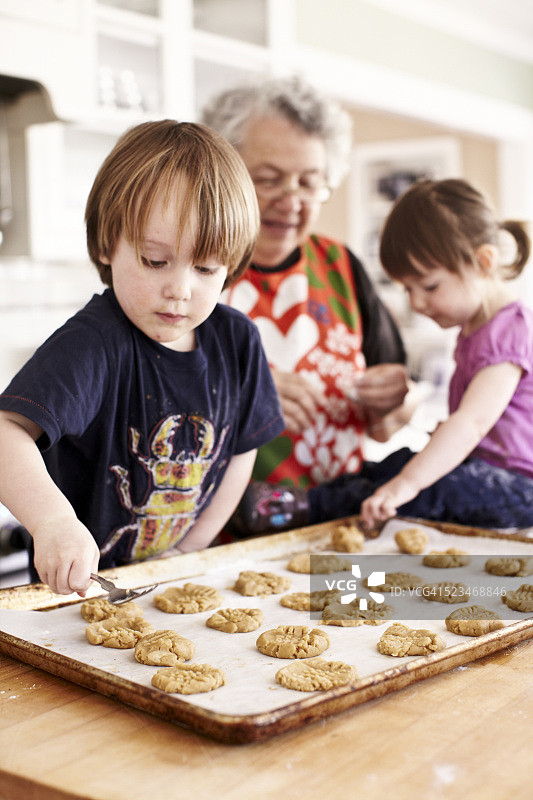 奶奶和孙辈烘焙图片素材