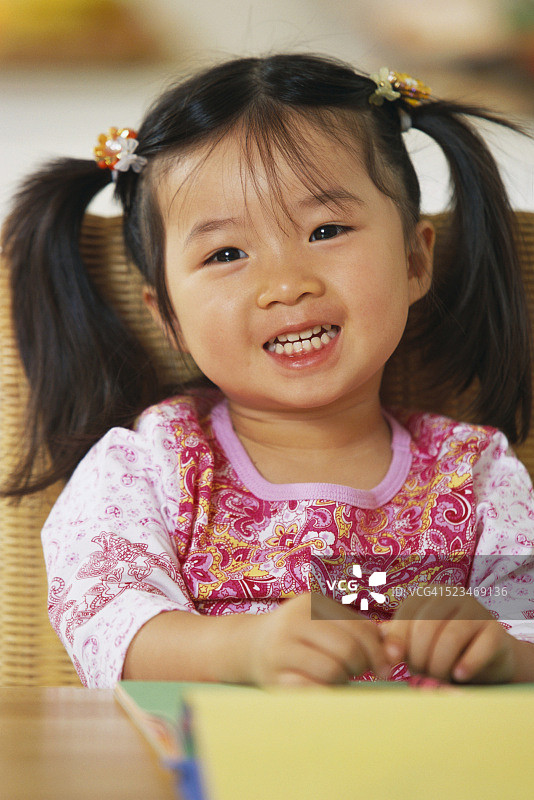 微笑的女孩图片素材