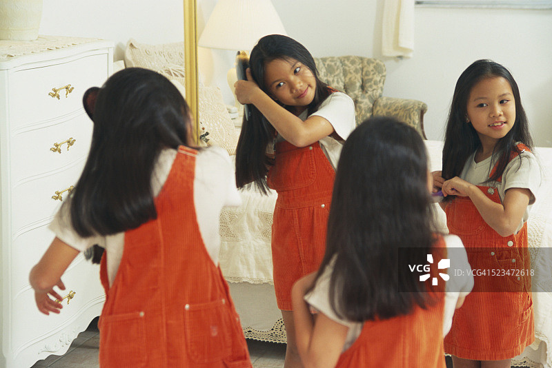 姐妹梳头图片素材