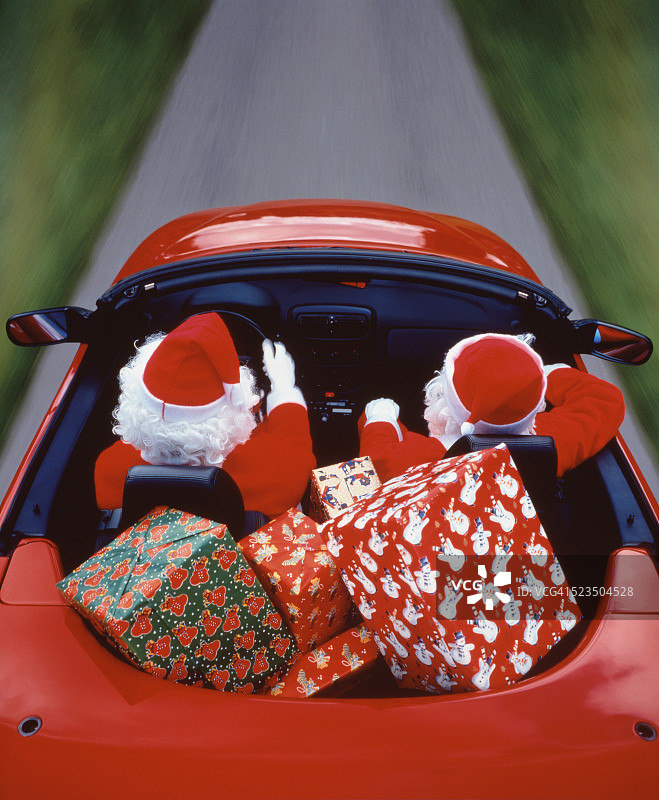 两位圣诞老人驾驶敞篷车图片素材