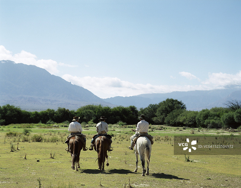 阿根廷萨尔塔卡法亚特附近的骑马牛仔图片素材