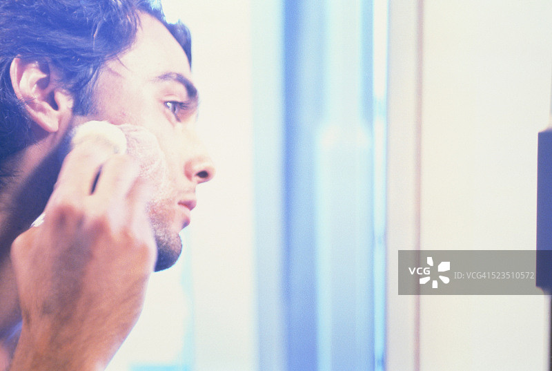 年轻男人刮胡子图片素材