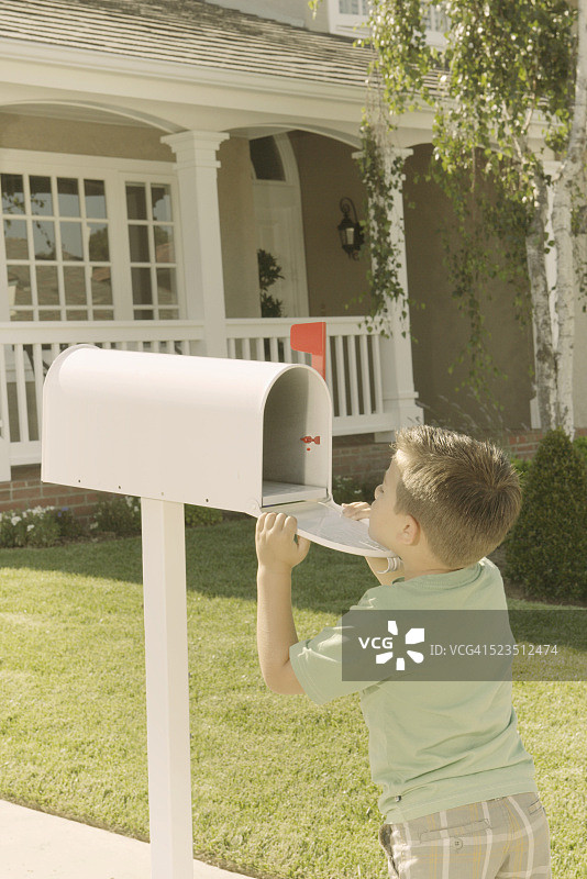 男孩查看邮箱图片素材