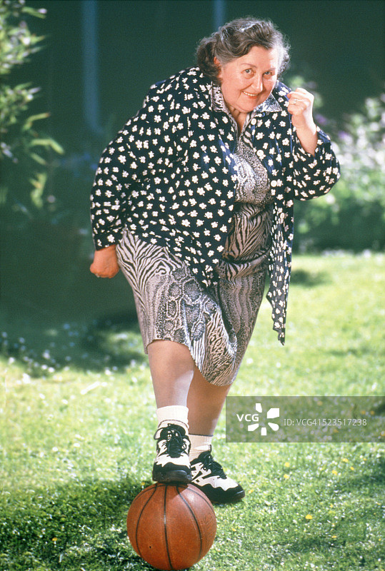 拿着球的中老年妇女图片素材