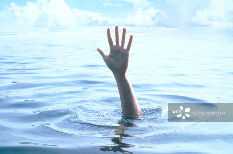 从水中伸出的一只手图片素材