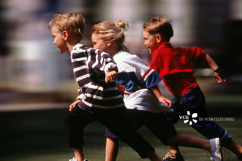 三个孩子在运动会上赛跑图片素材